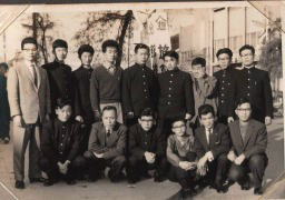 卒業後最初の同窓会（後列右から４人目）担当鈴木昭三先生